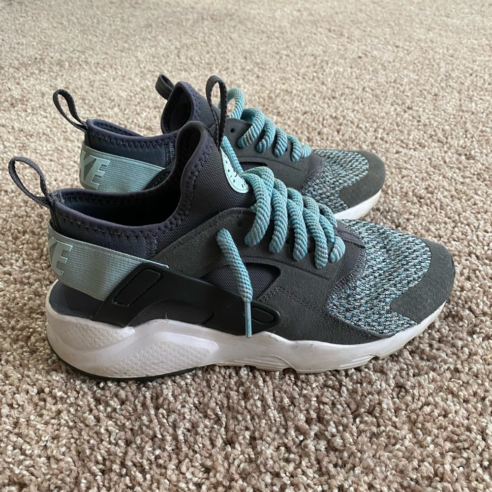 Nike Air Huarache size 6 Youth